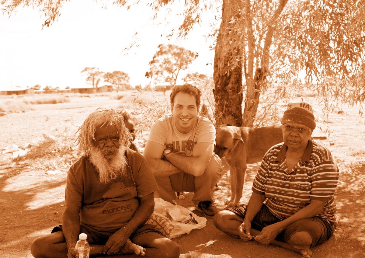 Photo de Nicolas ANDRIN, Charlie TJAPANGATI (peintre aborigène) et sa femme
